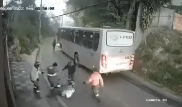 Pasajeros de un camión en Brasil someten a golpes a sujeto, tras agredir a una mujer