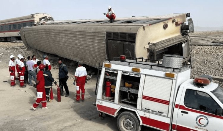 Mueren al menos 20 personas tras descarrilamiento de un tren en Irán