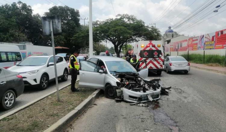 Embiste tráiler a automóvil en periférico de Villahermosa; conductora vive para contarlo