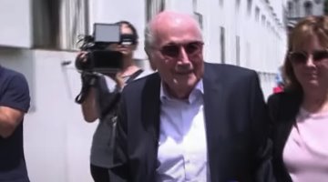 Joseph Blatter comparece en juicio por corrupción; asegura que pagos a Platini fueron justos