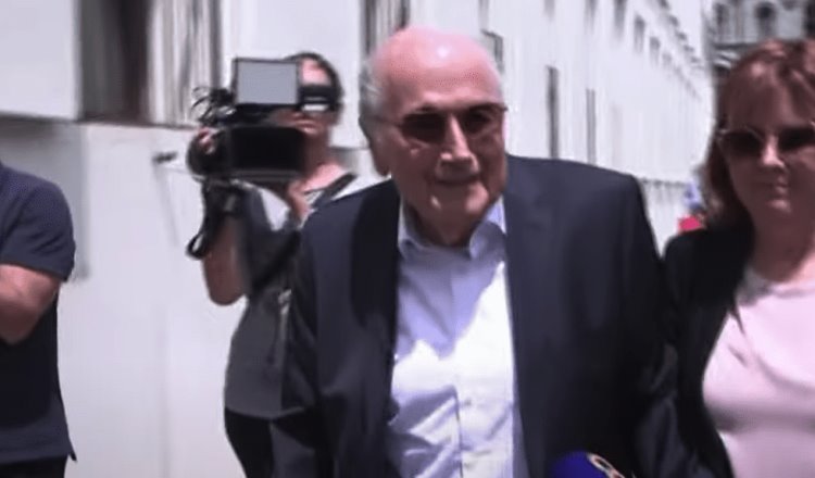 Joseph Blatter comparece en juicio por corrupción; asegura que pagos a Platini fueron justos