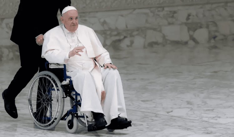 Problemas en la rodilla, el Papa Francisco pospone su visita a África
