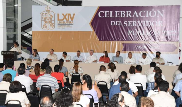 Reconocen a trabajadores del Congreso local por el Día del Servidor Público