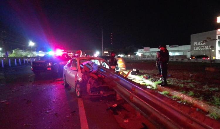 Auto se estrella contra muro de contención en la Frontera-Villahermosa 