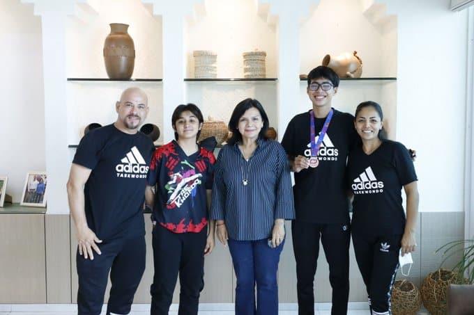 Recibe alcaldesa de Centro a taekwondoínes tabasqueños que representaron a México en competencia mundial
