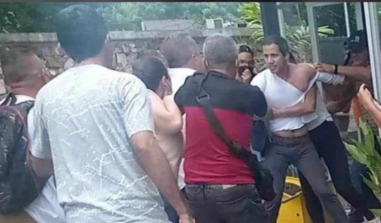 Atacan a sillazos y empujones al presidente interino de Venezuela, Juan Guaidó