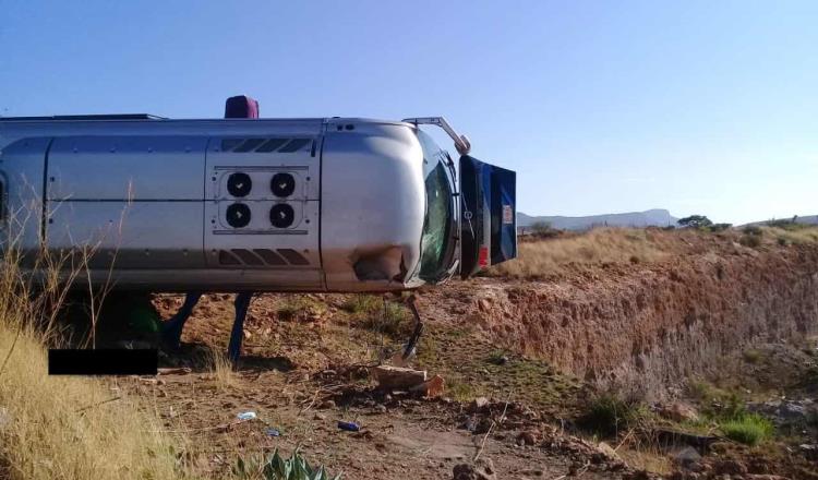 Mueren 5 personas tras volcadura de autobús en Zacatecas