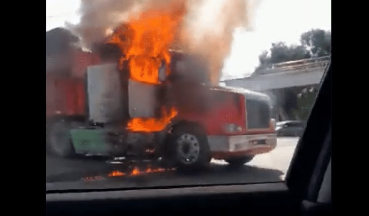 Queman vehículos en Uruapan y San Juan Parangaricutiro, Michoacán