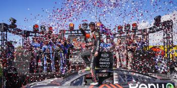 Daniel Suárez es el primer mexicano en ganar una carrera de la Copa NASCAR Series