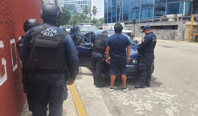 Se resiste a robo de auto en Ruiz Cortines, lo golpean y asaltantes huyen