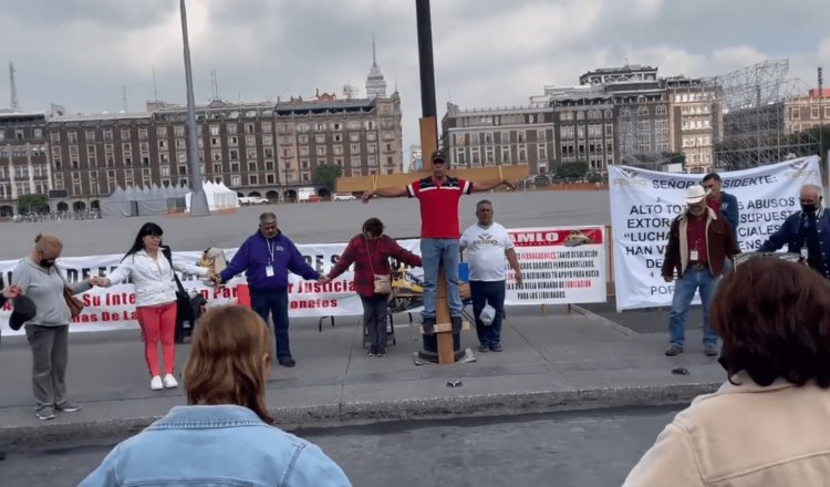 ‘Crucifican’ a manifestante ferrocarrilero afuera de Palacio Nacional  