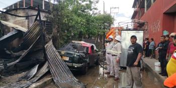 Se calcinan dos viviendas en Casa Blanca... habría reventado cable de alta tensión