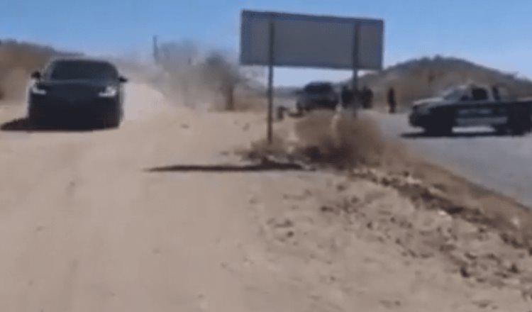 Hombres presuntamente armados quitan celular a periodista en plena transmisión, en Sonora