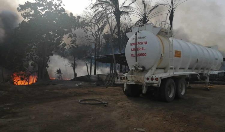 Se incendia pipa con combustible en la ranchería Lázaro Cárdenas