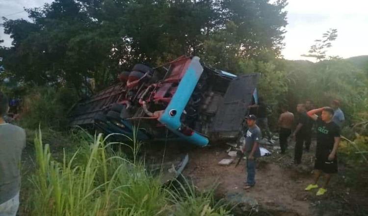 Se accidenta camión con tabasqueños; visitaban Tila, Chiapas