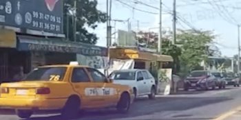 Exhiben a taxista manejando en sentido contrario en la Villahermosa-La Isla