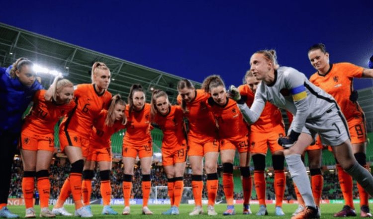 Selección de Países Bajos pagará igual a futbolistas mujeres que a hombres