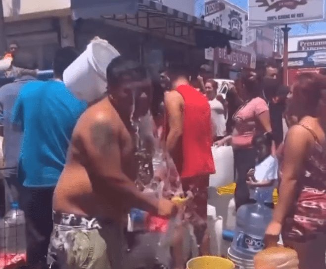 Aprovechan fuga de agua para bañarse en Guadalupe, Nuevo León 