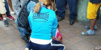 Mujer somete a un hombre que golpeaba a su pareja