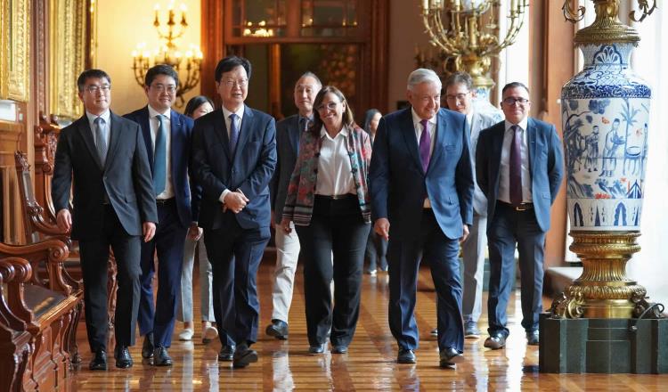 Presidente no descarta seguir trabajando con Samsung; recibe a CEO en Palacio