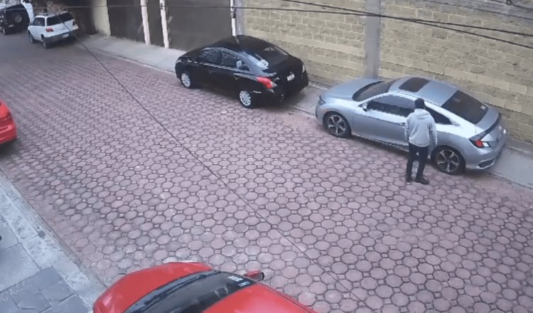 Hombre llega a su auto y descubre a ladrón dentro, en Puebla