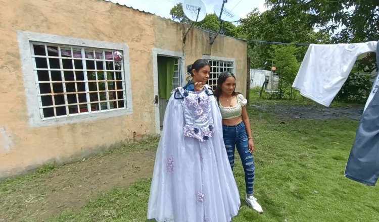 Quinceañera tabasqueña obsequia su vestido a joven sin posibilidad para adquirir uno