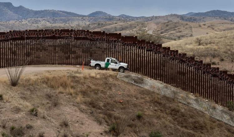 Migrante muere tras caer del muro entre México y EE.UU.