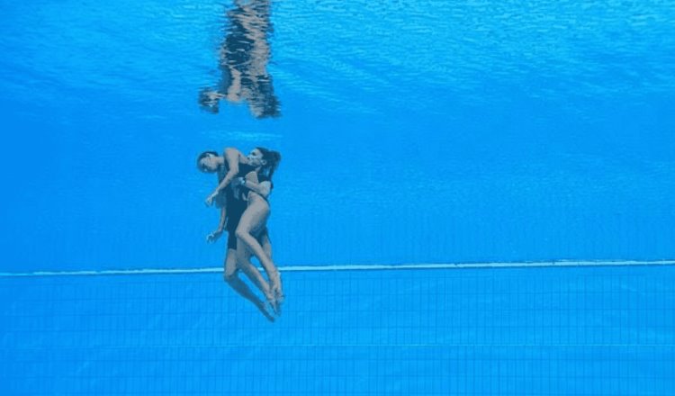 Nadadora se desvanece en el agua; es rescatada por su entrenadora