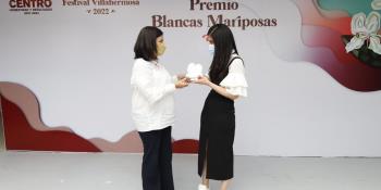 Entregan premio Blancas Mariposas a la chef Gaby Ruiz