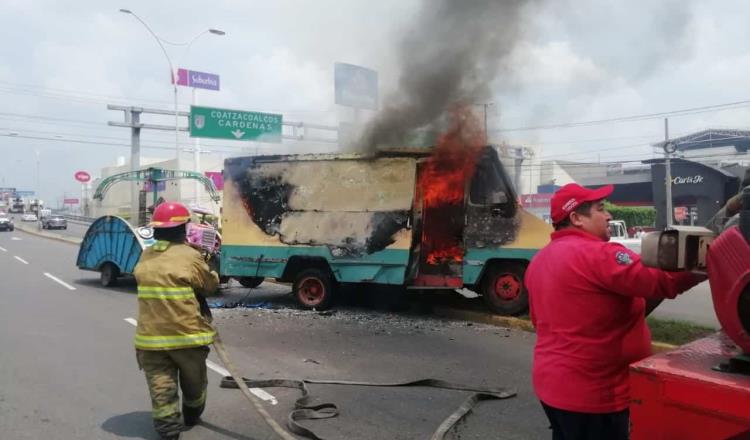 Se incendia camión remolque en Ruiz Cortines
