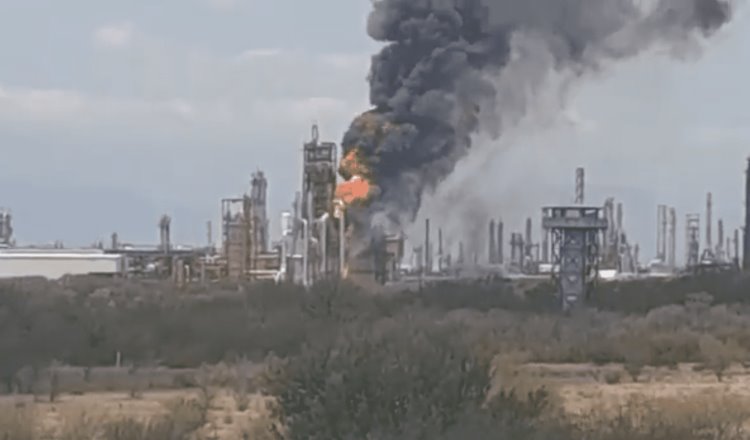 Tras 5 horas, PC de Nuevo León controla incendio en refinería de Cadereyta