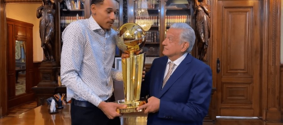 Recibe AMLO al basquetbolista Juan Toscano Anderson