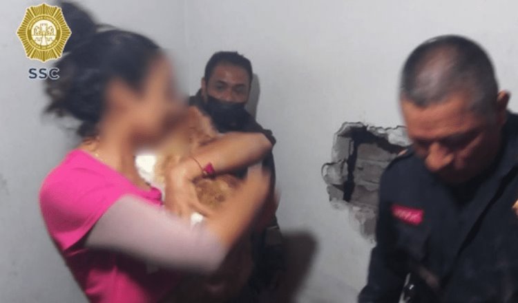 Rescatan a gatito atrapado entre muros de vivienda, en CDMX