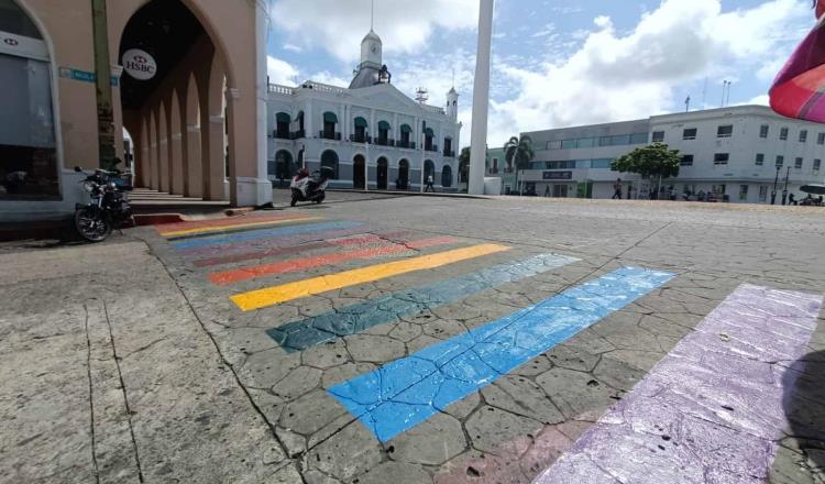 Pintan paso peatonal en el Centro con los colores de la diversidad