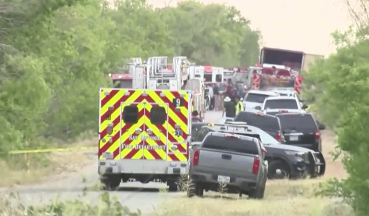 Sobreviven 2 migrantes mexicanos de tráiler con 50 muertos en Texas