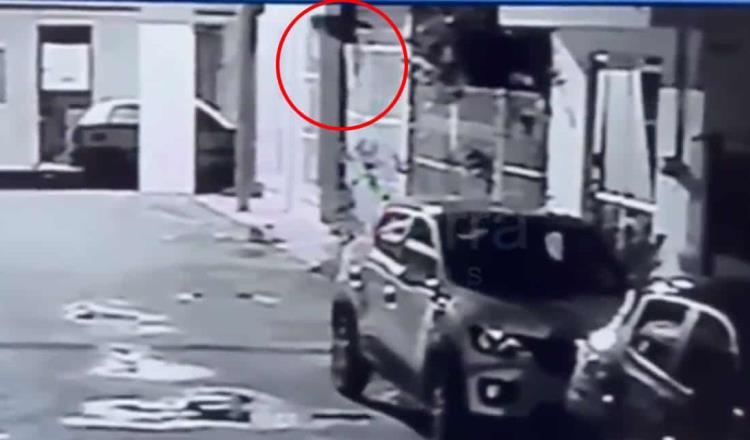 Difunden nuevo video de presunto ladrón que se incrustó en portón, en Campeche