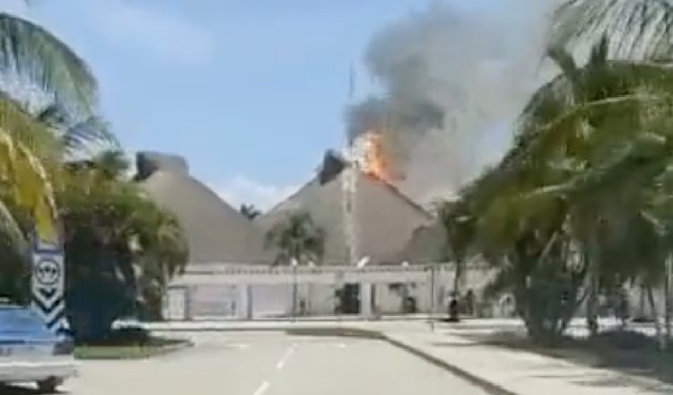 [VIDEO] Se incendia palapa en Aeropuerto de Huatulco