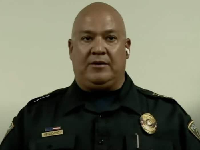 Tras tiroteo en primaria, renuncia al Consejo Municipal jefe policial de Uvalde, Texas