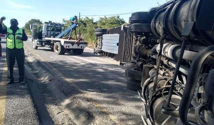 Vuelca tráiler en la Cunduacán-Comalcalco