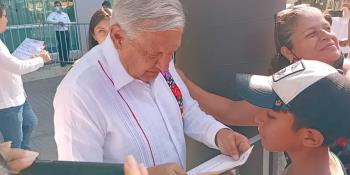 Atiende AMLO a tabasqueños antes de partir de Villahermosa 