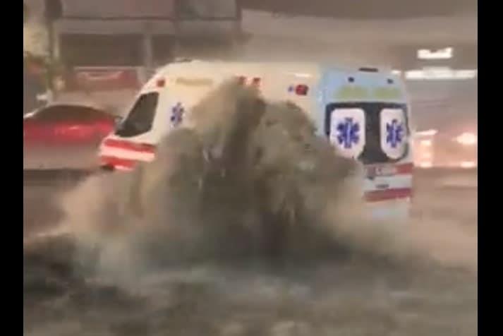 [VIDEO] Ambulancia es arrastrada por corriente de agua en CDMX