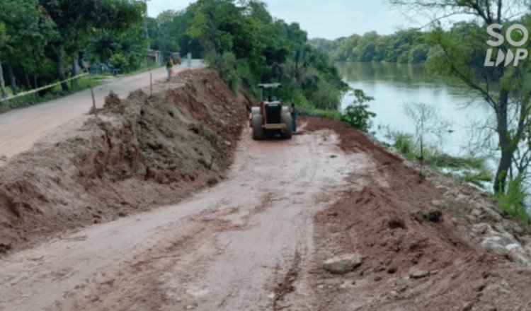 Arranca obra provisional en deslave de bordo de la ranchería González 1ra