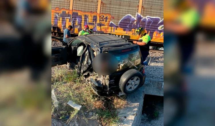 Mueren 2 niñas en Nuevo León, su mamá intentó ganar paso al tren