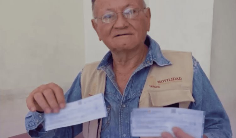 Supervisores de Semovi encuentran cheques por 18 mil pesos, buscan a su propietario y se los devuelven