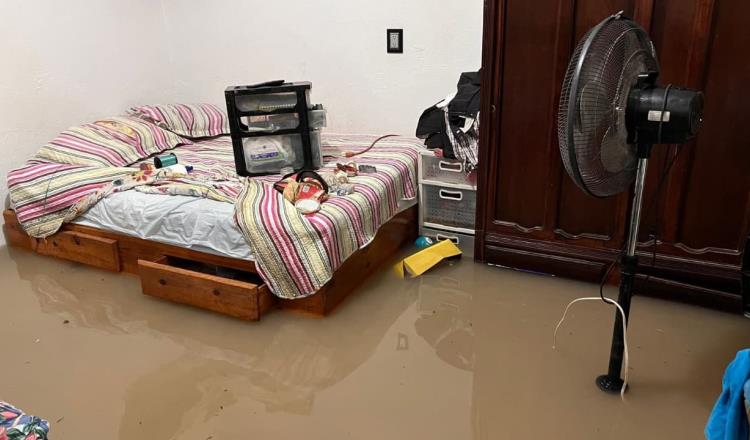 Pese a crisis de agua, megafuga inunda casas en Monterrey