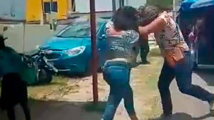 [VIDEO] Madres de familia protagonizan pelea frente a primaria, en Comalcalco