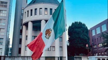 En Tokio, colocan bandera de México a media asta por asesinato de Shinzo Abe