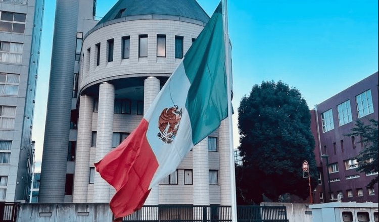 En Tokio, colocan bandera de México a media asta por asesinato de Shinzo Abe