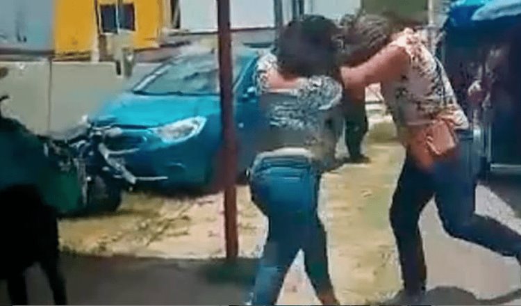 Madres de familia se lían a golpes afuera de una primaria en Comalcalco