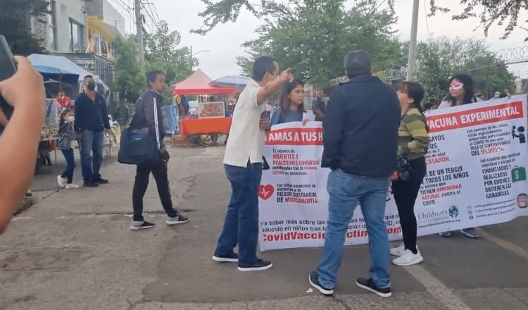 Se manifiestan antivacunas en centros de inoculación para niños en Jalisco